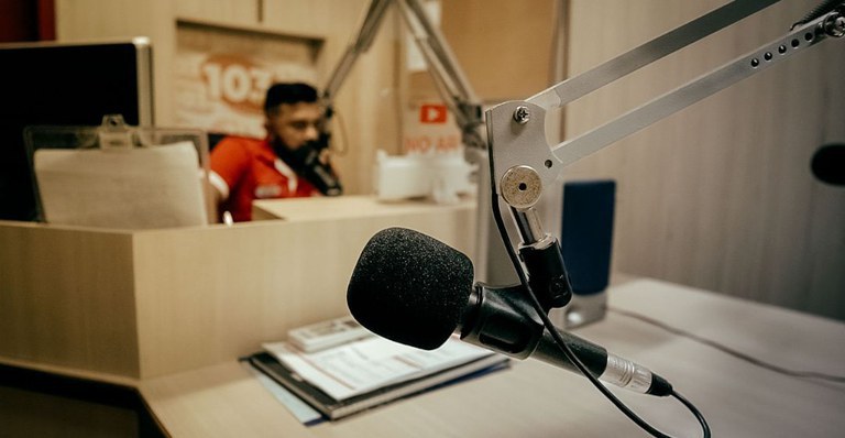 OS BRASILEIROS AINDA OUVEM RÁDIO OU MIGRARAM PARA O DIGITAL?